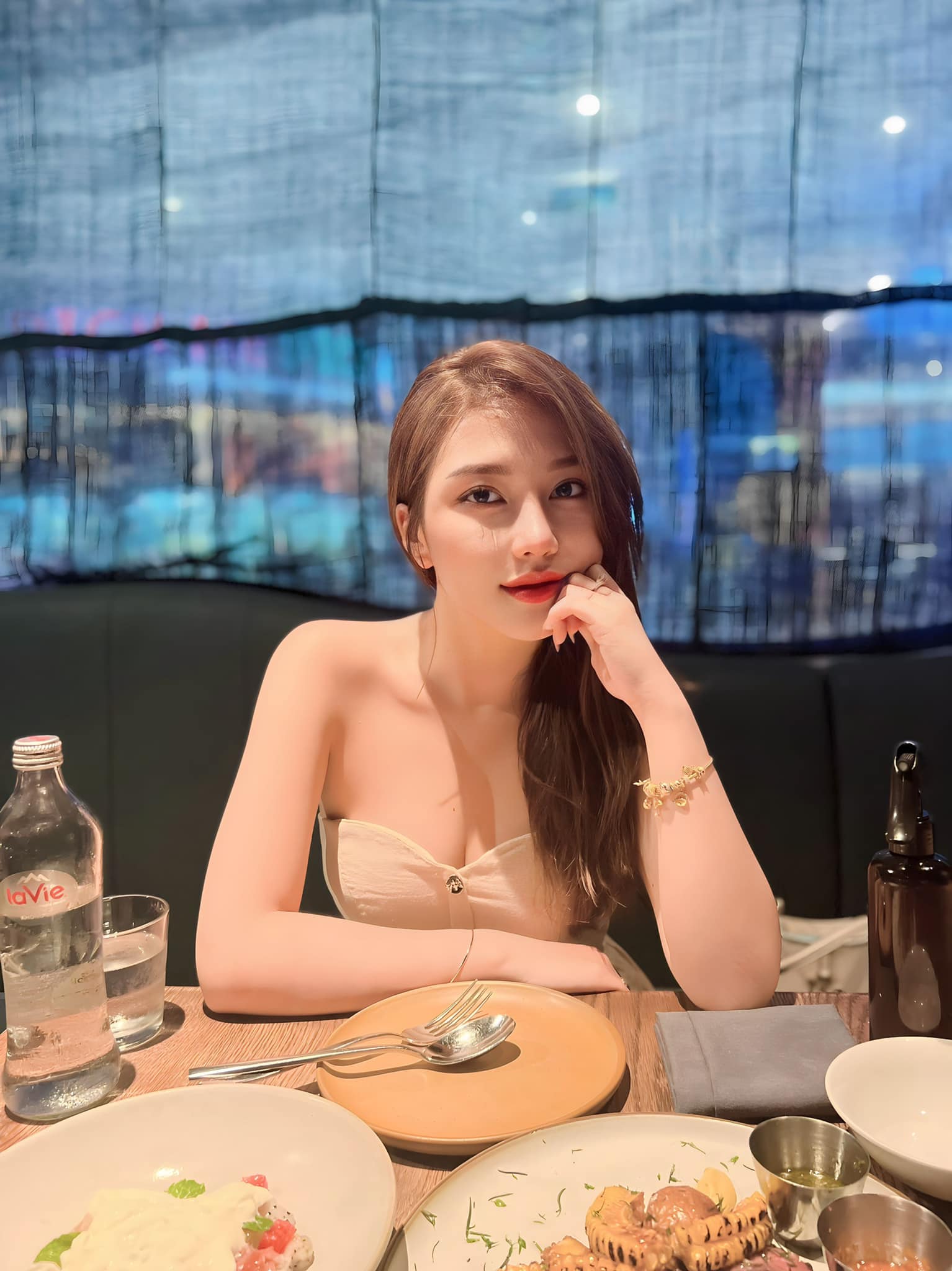 Có thể là hình ảnh về 1 người và ô tô